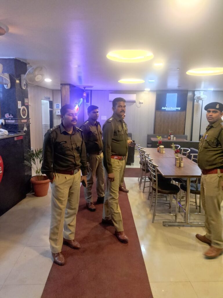 रायपुर पुलिस द्वारा होटल, लाॅज, ढ़ाबा, कैफे एवं बार की, की गई आकस्मिक चेकिंग 1 IMG 20240219 WA0127
