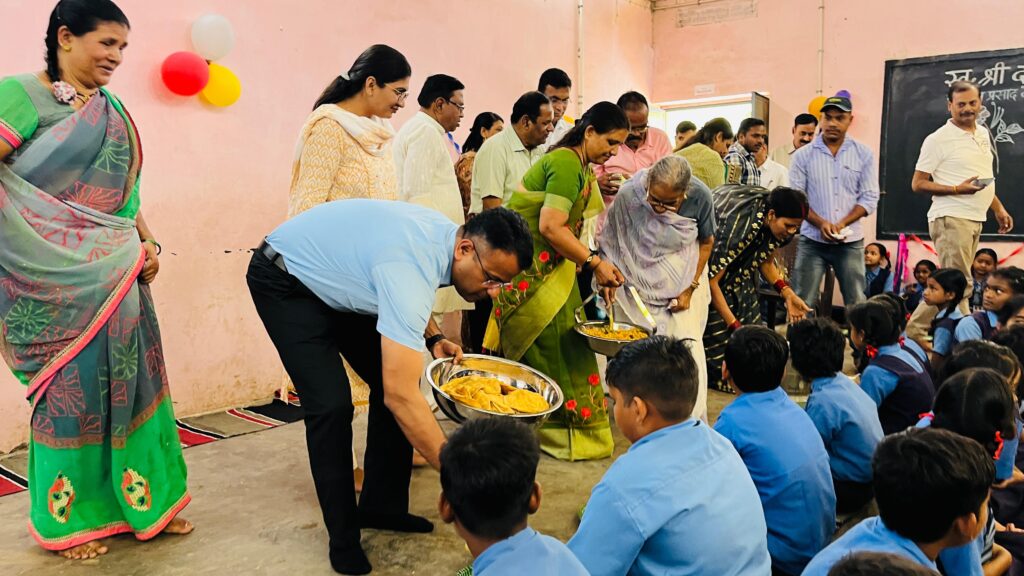 न्योता भोज का शुभारंभ बलौदाबाजार से, कलेक्टर ने अपने हाथों से बच्चों को परोसा भोजन 5 IMG 20240221 WA0196