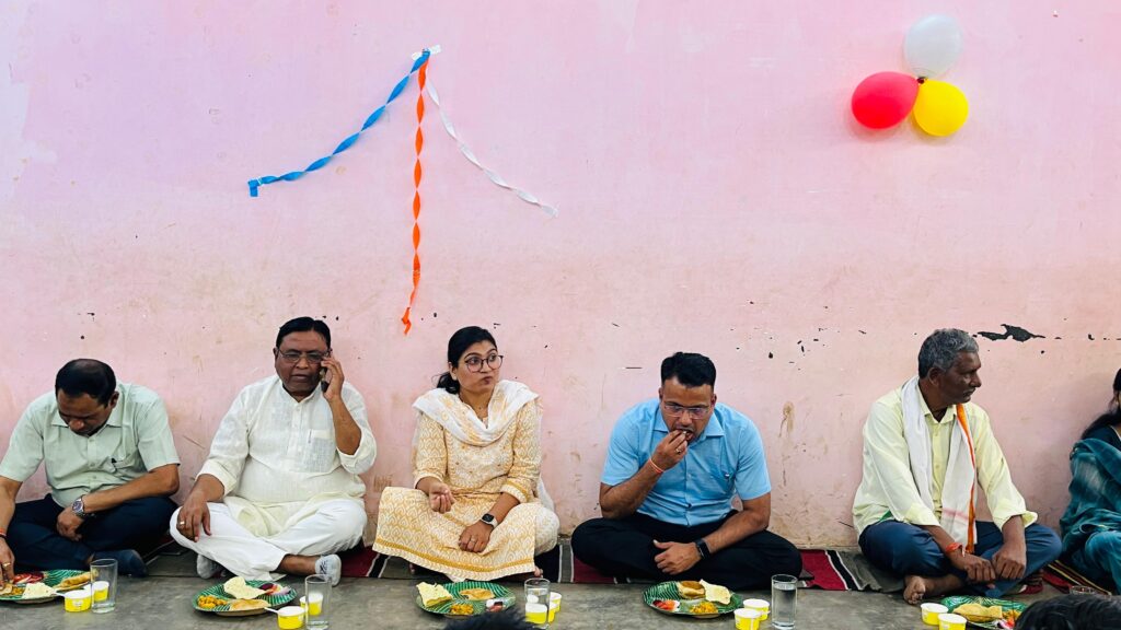 न्योता भोज का शुभारंभ बलौदाबाजार से, कलेक्टर ने अपने हाथों से बच्चों को परोसा भोजन 4 IMG 20240221 WA0197