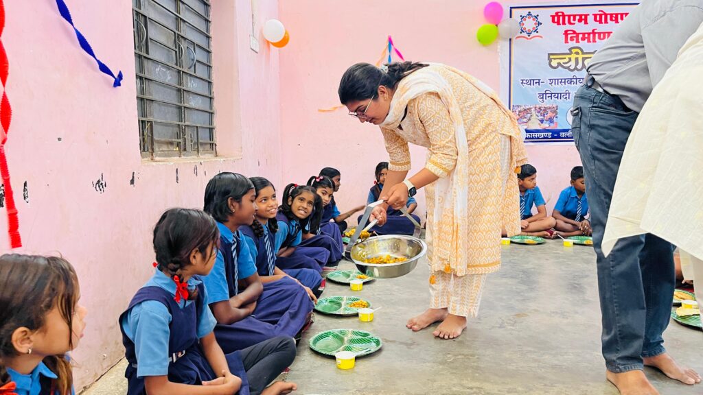न्योता भोज का शुभारंभ बलौदाबाजार से, कलेक्टर ने अपने हाथों से बच्चों को परोसा भोजन 6 IMG 20240221 WA0200