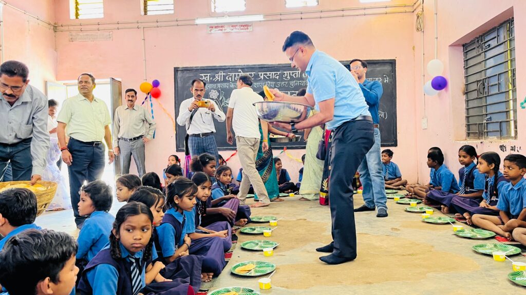 न्योता भोज का शुभारंभ बलौदाबाजार से, कलेक्टर ने अपने हाथों से बच्चों को परोसा भोजन 1 IMG 20240221 WA0202