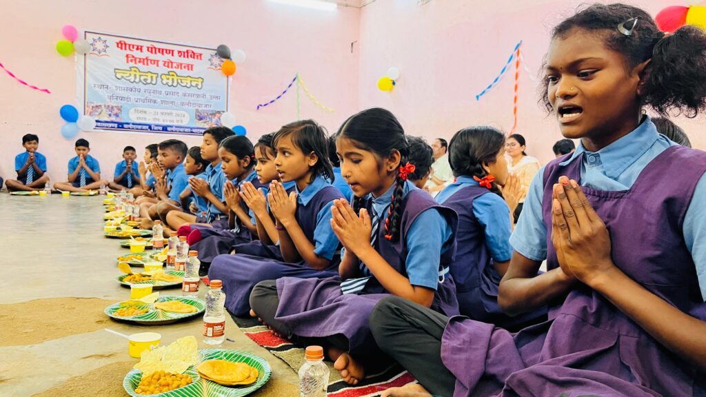 न्योता भोज का शुभारंभ बलौदाबाजार से, कलेक्टर ने अपने हाथों से बच्चों को परोसा भोजन 2 IMG 20240221 WA0203