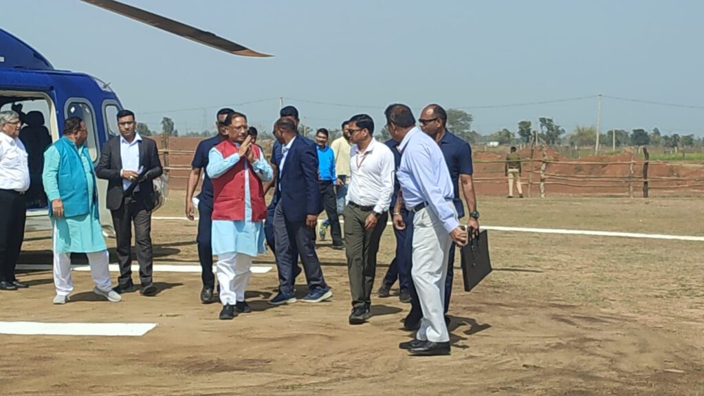 मुख्यमंत्री विष्णु देव साय का दामाखेड़ा हेलीपैड पर हुआ आत्मीय स्वागत 2 IMG 20240223 WA0166