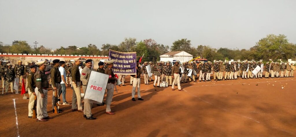 पुलिस लाईन रायपुर में आयोजित जनरल परेड के दौरान वरिष्ठ पुलिस अधीक्षक रायपुर के निर्देश पर पुलिस अधिकारी/कर्मचारियों ने किया बलवा ड्रिल का अभ्यास 2 IMG 20240223 WA0210
