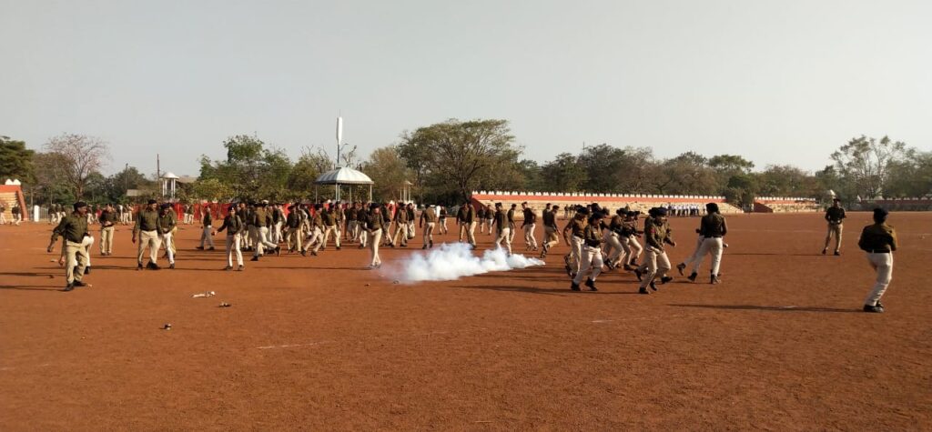 पुलिस लाईन रायपुर में आयोजित जनरल परेड के दौरान वरिष्ठ पुलिस अधीक्षक रायपुर के निर्देश पर पुलिस अधिकारी/कर्मचारियों ने किया बलवा ड्रिल का अभ्यास 4 IMG 20240223 WA0211
