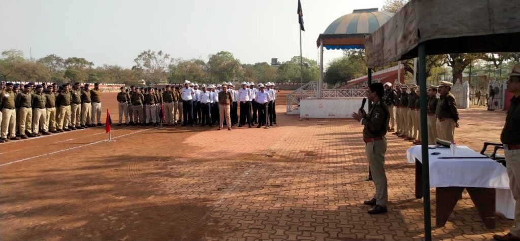 पुलिस लाईन रायपुर में आयोजित जनरल परेड के दौरान वरिष्ठ पुलिस अधीक्षक रायपुर के निर्देश पर पुलिस अधिकारी/कर्मचारियों ने किया बलवा ड्रिल का अभ्यास 5 IMG 20240223 WA0215