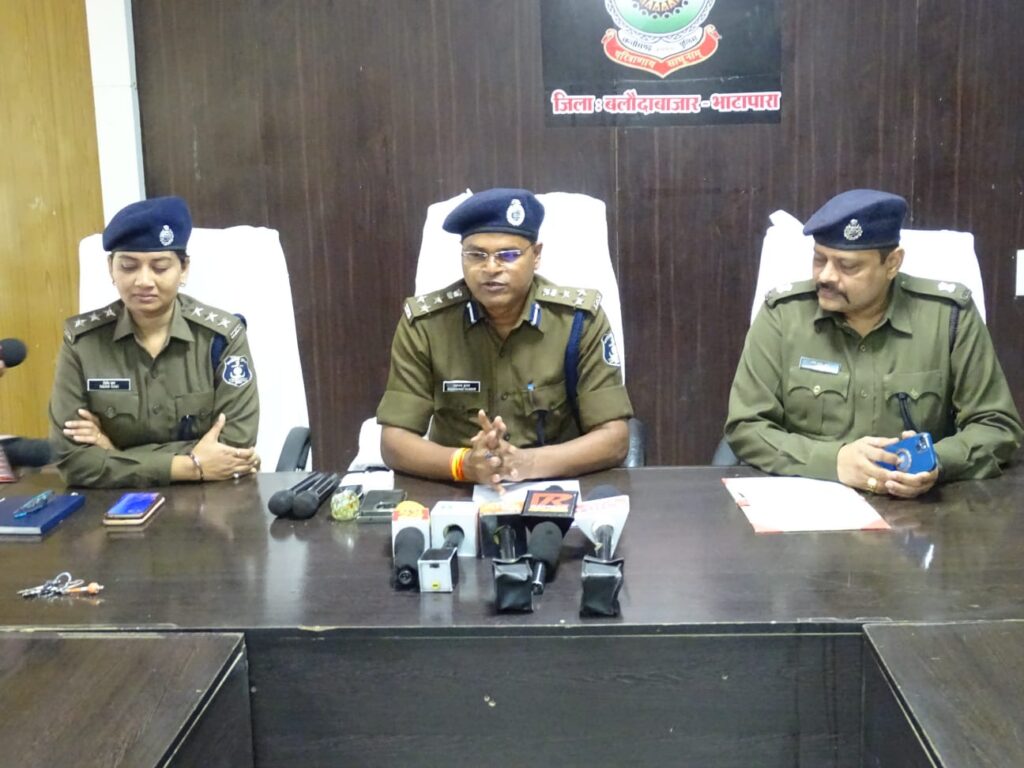 थाना सिटी कोतवाली पुलिस द्वारा बलौदाबाजार भैंसापसरा अग्निकांड का पर्दाफाश कर, घर में आग लगाने वाले 02 आरोपियों को किया गया गिरफ्तार 1 IMG 20240228 WA0154