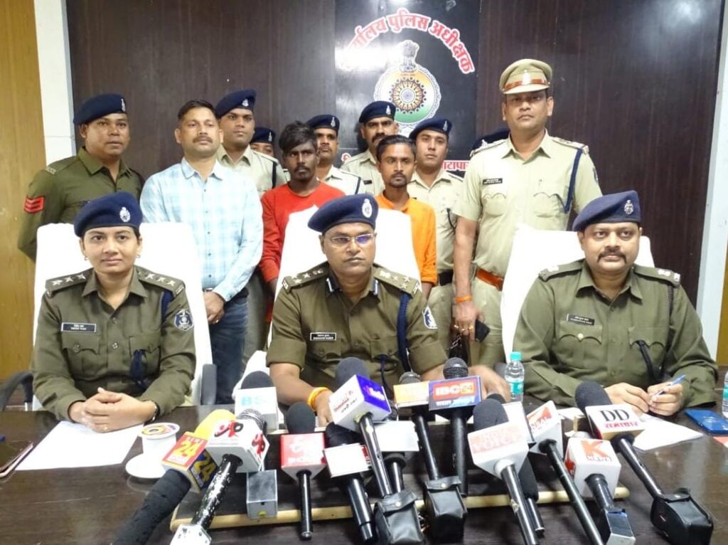 थाना सिटी कोतवाली पुलिस द्वारा बलौदाबाजार भैंसापसरा अग्निकांड का पर्दाफाश कर, घर में आग लगाने वाले 02 आरोपियों को किया गया गिरफ्तार 2 IMG 20240228 WA0155
