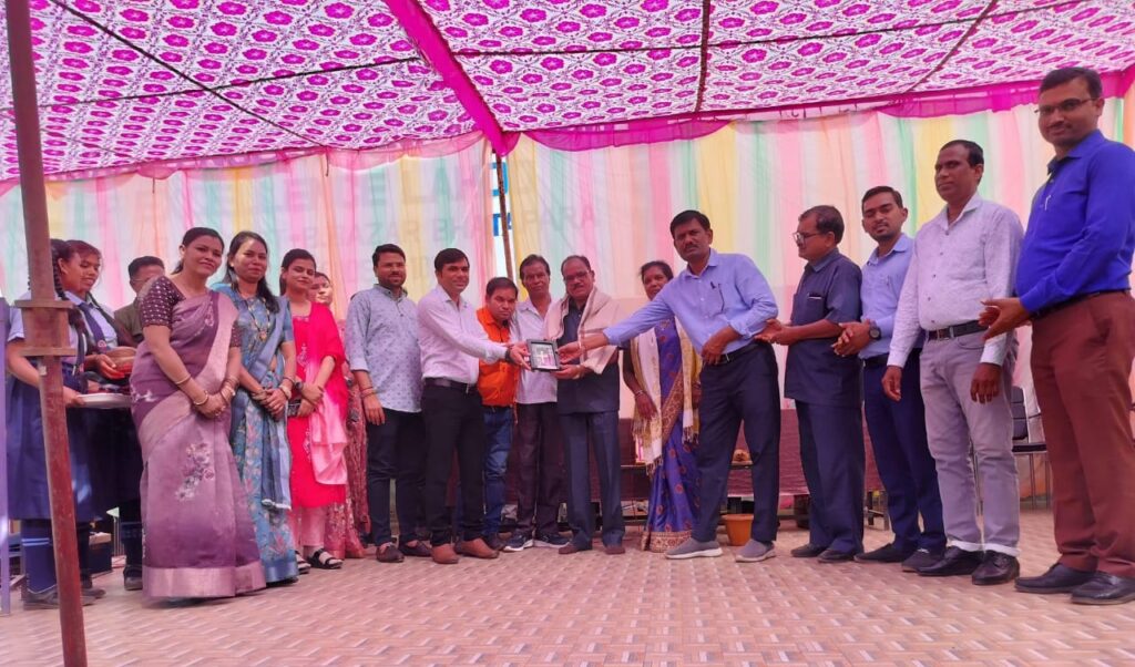 लाहोद स्कूल मे प्राचार्य का विदाई समारोह आयोजित। 1 IMG 20240228 WA0228