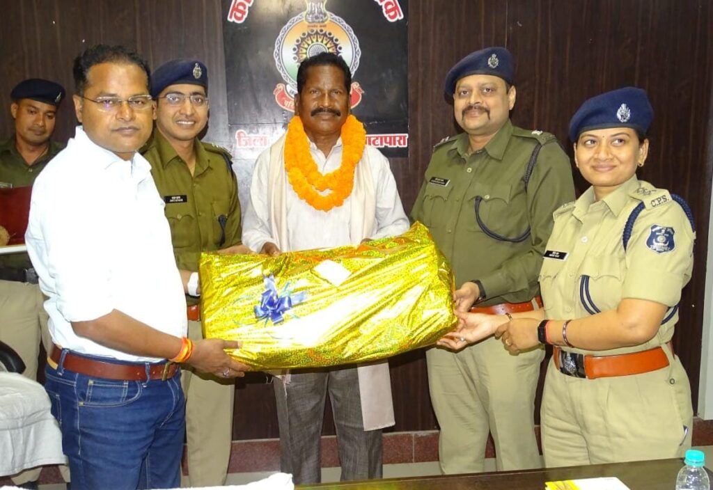 पुलिस कार्यालय में सेवानिवृत्त उप निरीक्षक राजाराम भूआर्य का विदाई कार्यक्रम किया गया आयोजित 1 IMG 20240229 WA0170