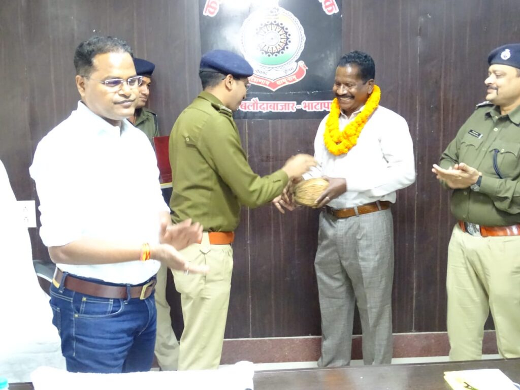 पुलिस कार्यालय में सेवानिवृत्त उप निरीक्षक राजाराम भूआर्य का विदाई कार्यक्रम किया गया आयोजित 3 IMG 20240229 WA0171