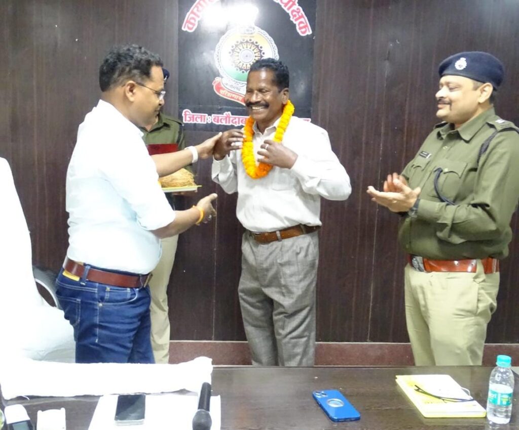 पुलिस कार्यालय में सेवानिवृत्त उप निरीक्षक राजाराम भूआर्य का विदाई कार्यक्रम किया गया आयोजित 2 IMG 20240229 WA0172