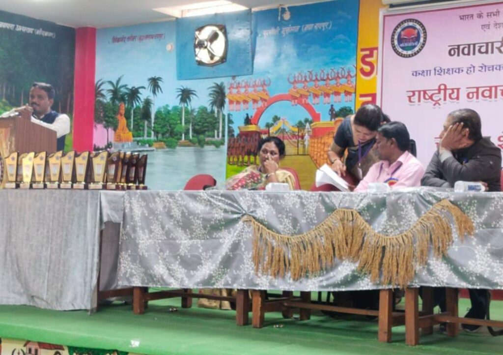समग्र शिक्षा अभियान डायरेक्टर एम सुधीस के हांथों बलौदाबाजार निवासी शिक्षक लोकनाथ सेन को मिला राष्ट्रीय नवाचारी शिक्षा रत्न सम्मान 3 Polish 20240201 112226648