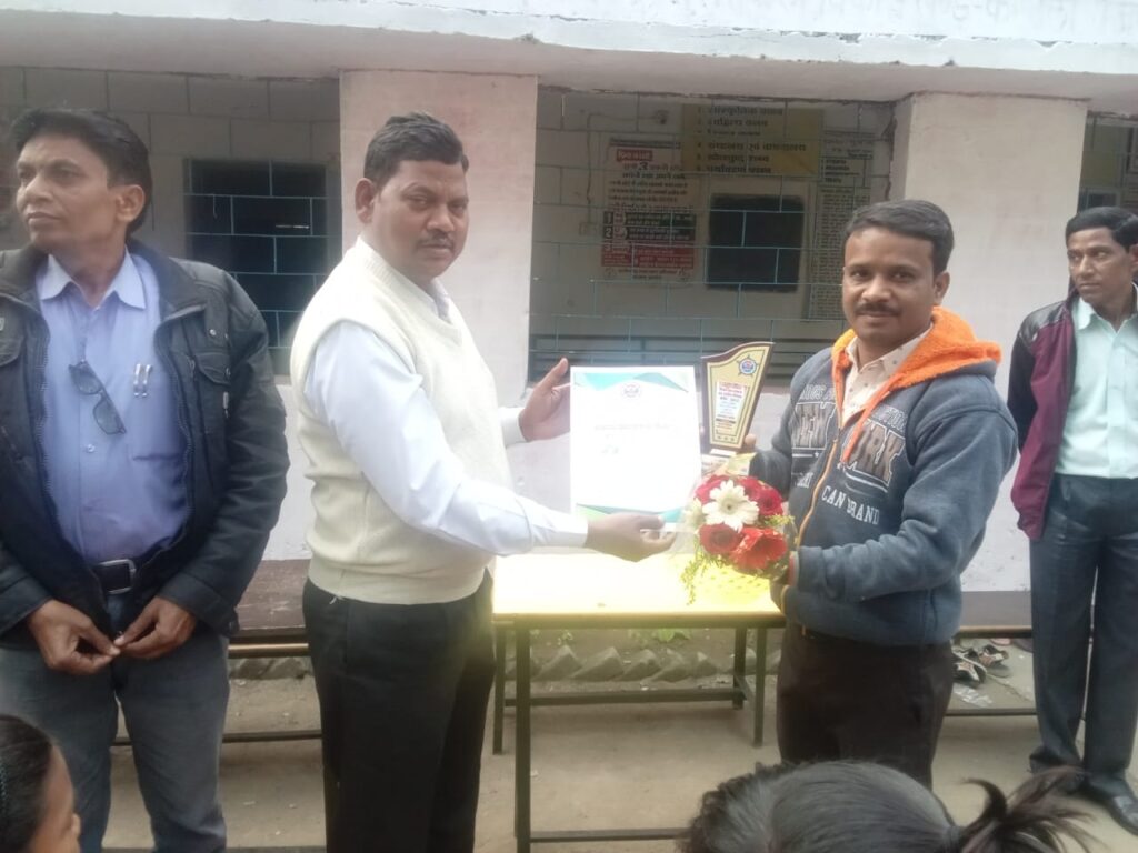 समग्र शिक्षा अभियान डायरेक्टर एम सुधीस के हांथों बलौदाबाजार निवासी शिक्षक लोकनाथ सेन को मिला राष्ट्रीय नवाचारी शिक्षा रत्न सम्मान 2 Polish 20240201 112248561