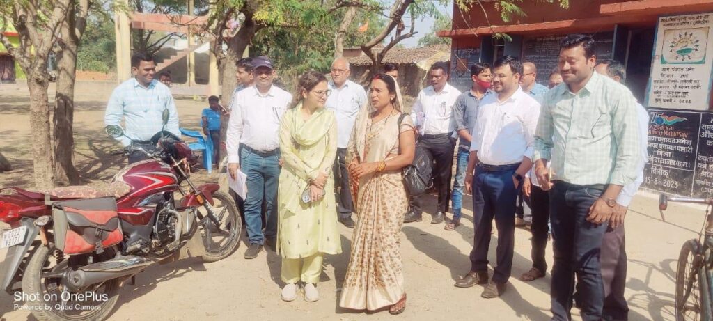 योजनाओ की क्रियान्वयन संबधी जानकारी लेने फील्ड में पहुंचे कृषि संचालक 1 Polish 20240204 164623312