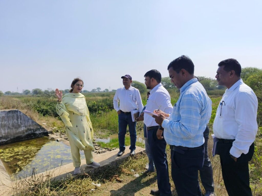 योजनाओ की क्रियान्वयन संबधी जानकारी लेने फील्ड में पहुंचे कृषि संचालक 3 Polish 20240204 164705872