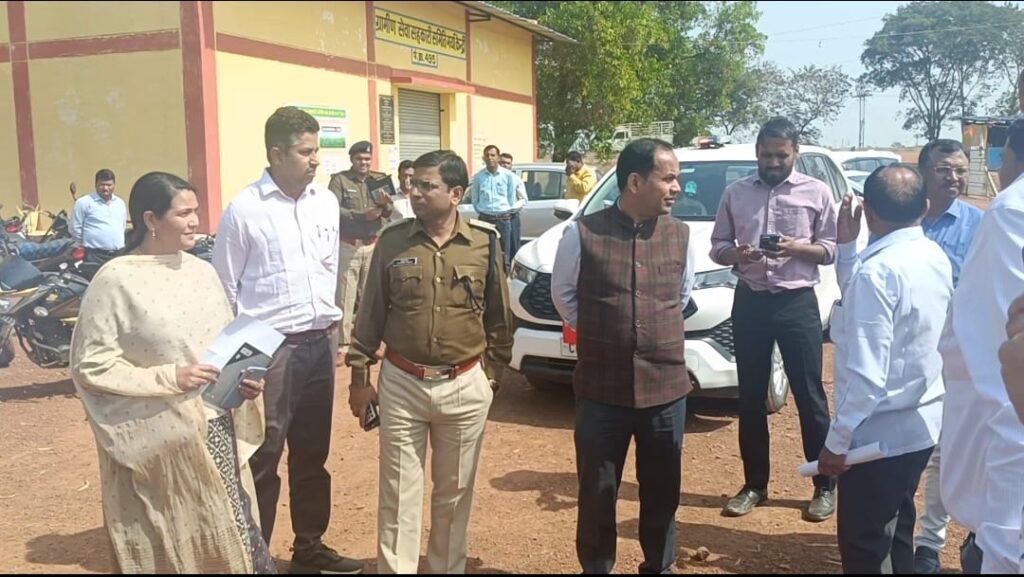 अभनपुर में हो रही निरंतर हो रहें सड़क दुर्घटना के कारण जानने पहुंचे मौके पर कलेक्टर व एसपी 2 Polish 20240208 205322567