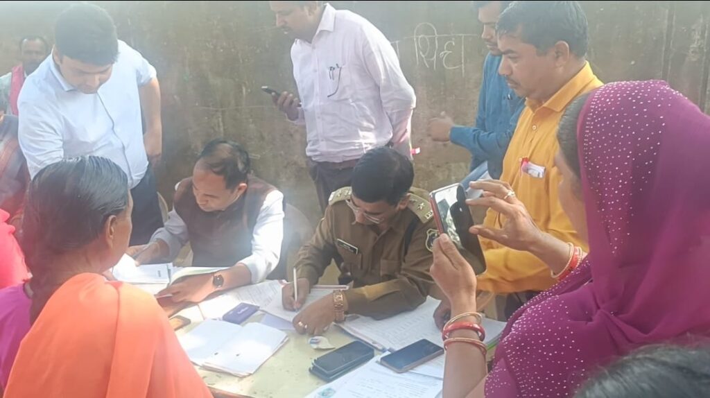 अभनपुर में हो रही निरंतर हो रहें सड़क दुर्घटना के कारण जानने पहुंचे मौके पर कलेक्टर व एसपी 3 Polish 20240208 205350773