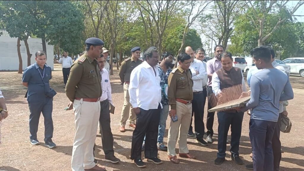 अभनपुर में हो रही निरंतर हो रहें सड़क दुर्घटना के कारण जानने पहुंचे मौके पर कलेक्टर व एसपी 1 Polish 20240208 205405030