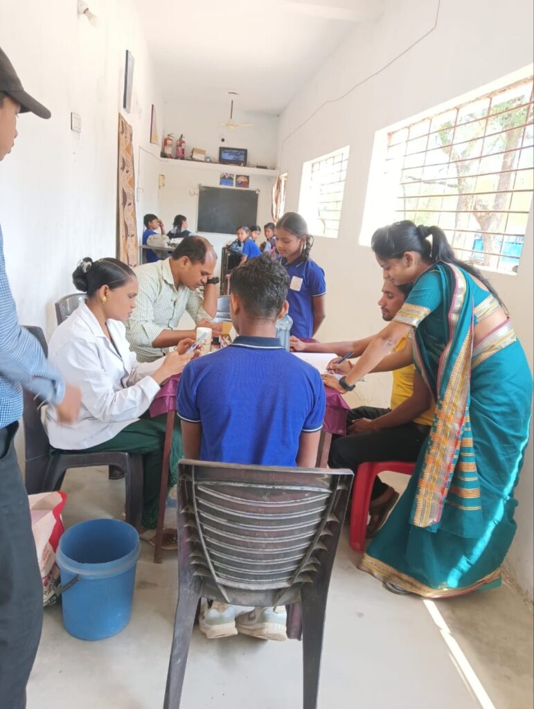 करहिबाजार महामाया विद्यालय मे किया गया अलबेंडा जोल दवाई खिलाने के साथ सिकलसेल टेस्ट,और हेल्थ चेकअप सक्षम जिला चेरेवेति प्रकोष्ट प्रमुख अमित यादव की रही उपस्थिति मे तत्काल आयुष्मान कार्ड बनाया गया । 1 Polish 20240211 203821542