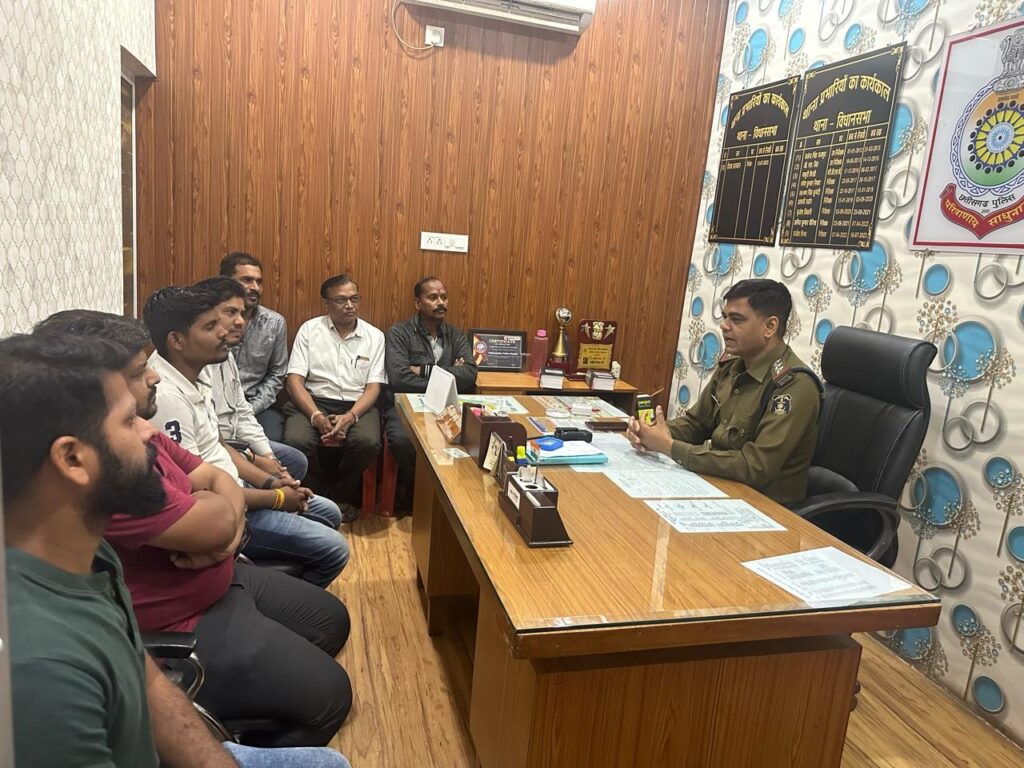 रायपुर पुलिस द्वारा मेडिकल स्टोर व मेडिकल स्टॉकिस्ट संचालकों की ली गई बैठक 3 Polish 20240211 205625437