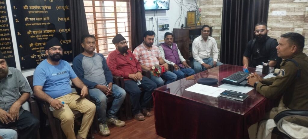 रायपुर पुलिस द्वारा मेडिकल स्टोर व मेडिकल स्टॉकिस्ट संचालकों की ली गई बैठक 2 Polish 20240211 205646816