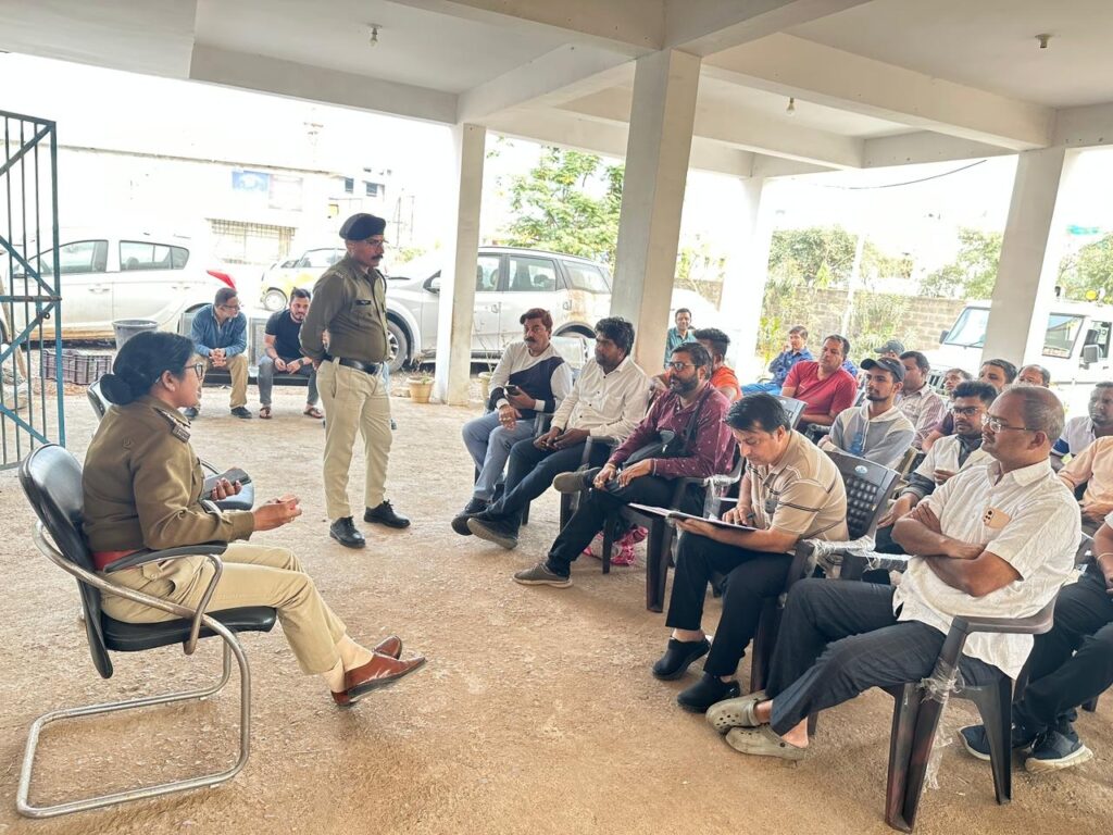 रायपुर पुलिस द्वारा मेडिकल स्टोर व मेडिकल स्टॉकिस्ट संचालकों की ली गई बैठक 1 Polish 20240211 205717740