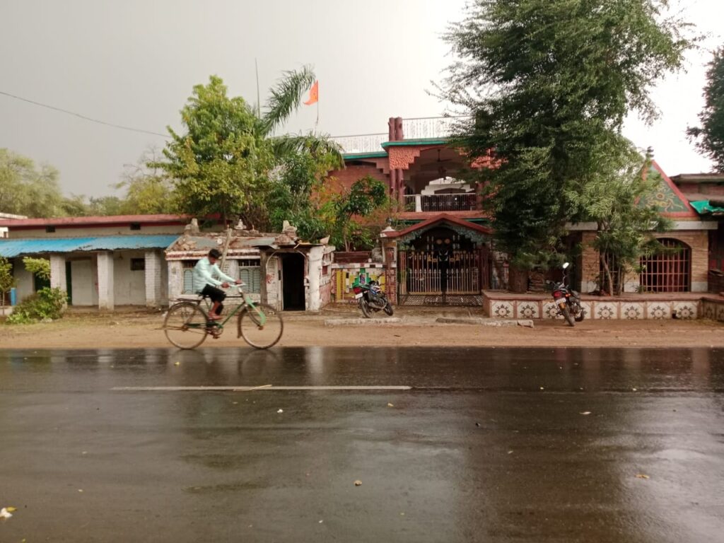 बारिश के साथ साथ अचानक तेज प्रकाश बना कौतूहल का विषय<br> 1 Polish 20240212 191140651
