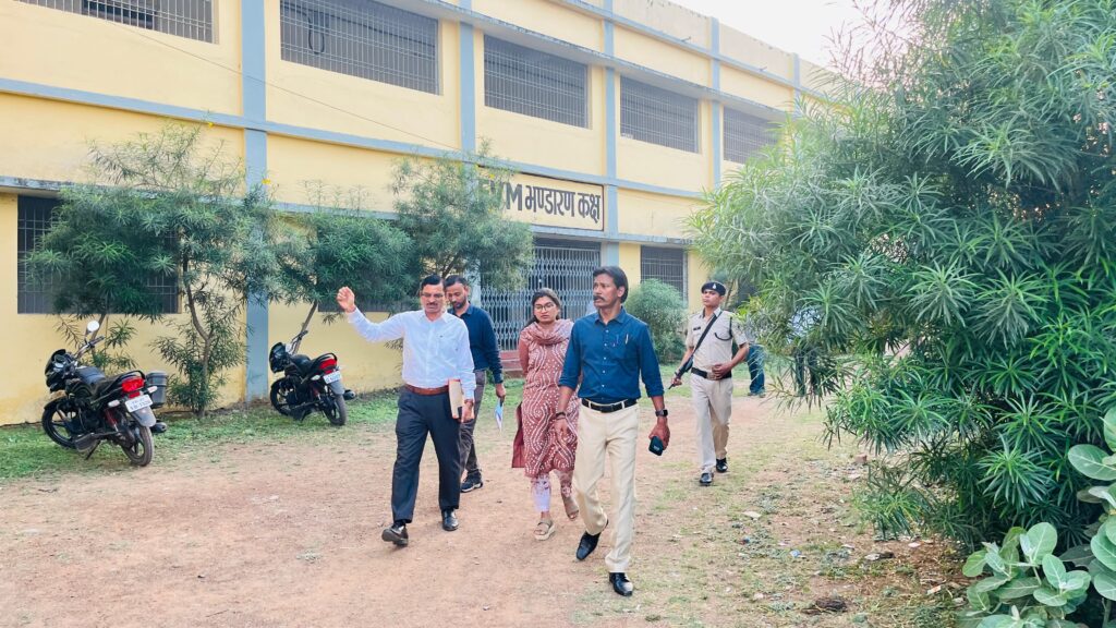 नवपदस्थ कलेक्टर ने ई.व्ही.एम.वेयर हाऊस का किया निरीक्षण 1 IMG 20240301 WA0226