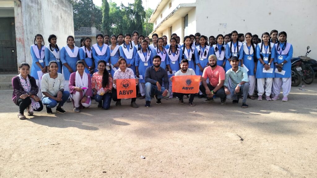 एबीवीपी कार्यकर्ताओं के द्वारा परीक्षार्थियों का पेन पुष्प एवं तिलक लगाकर शुभकामनाएं दिया गया 3 IMG 20240302 WA0092