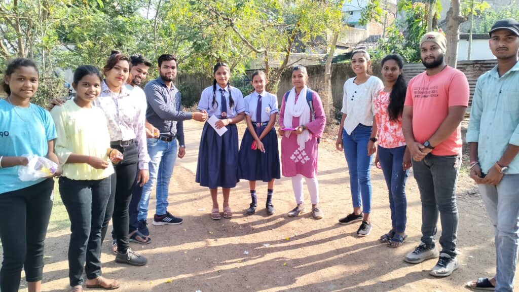 एबीवीपी कार्यकर्ताओं के द्वारा परीक्षार्थियों का पेन पुष्प एवं तिलक लगाकर शुभकामनाएं दिया गया 1 IMG 20240302 WA0094