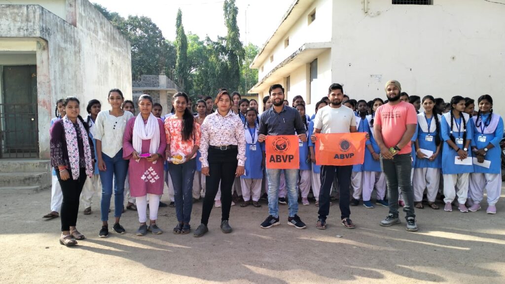 एबीवीपी कार्यकर्ताओं के द्वारा परीक्षार्थियों का पेन पुष्प एवं तिलक लगाकर शुभकामनाएं दिया गया 2 IMG 20240302 WA0095