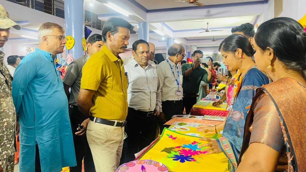 जिला स्तरीय एफ.एल.एन. महोत्सव में शामिल हुए कलेक्टर,पढ़ाई में नवाचारों का हो अधिक से अधिक उपयोग 4 IMG 20240307 WA0195
