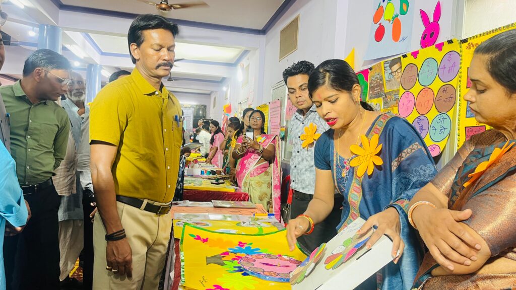 जिला स्तरीय एफ.एल.एन. महोत्सव में शामिल हुए कलेक्टर,पढ़ाई में नवाचारों का हो अधिक से अधिक उपयोग 2 IMG 20240307 WA0197