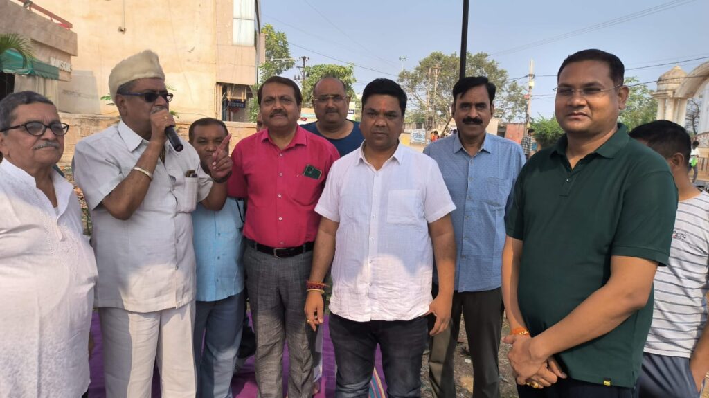 अध्यक्ष चितावर जायसवाल और सी एम ओ भोलासिंह ठाकुर के आश्वासन पर धरना प्रदर्शन लिया वापस<br> 1 IMG 20240308 WA0146