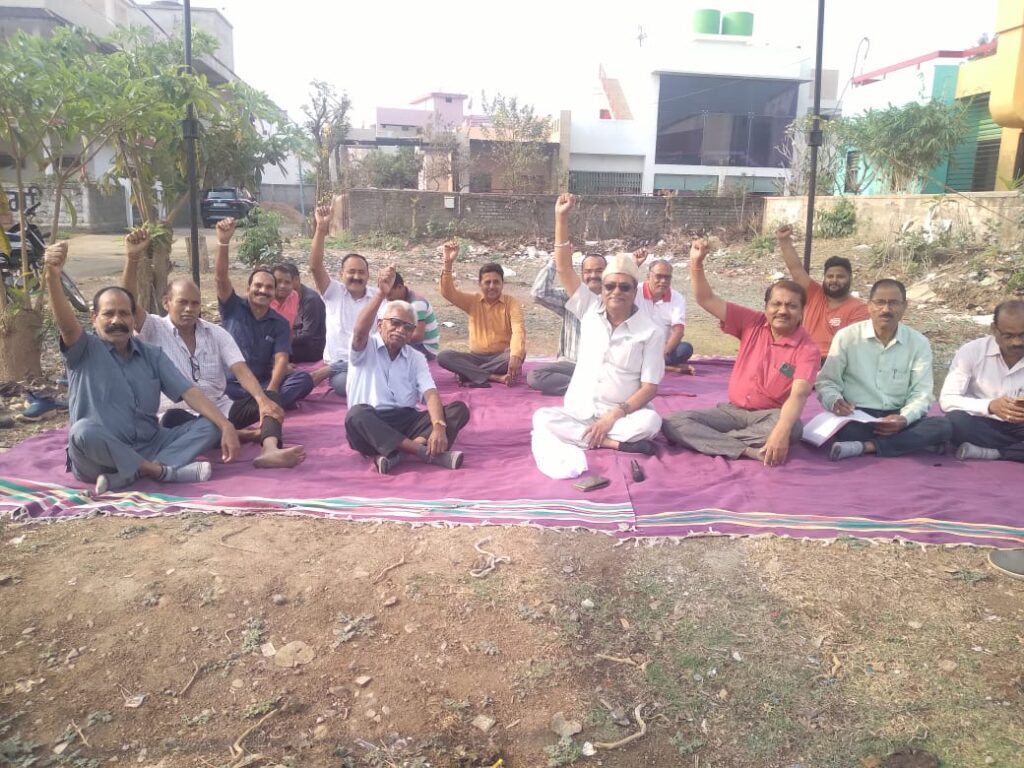 अध्यक्ष चितावर जायसवाल और सी एम ओ भोलासिंह ठाकुर के आश्वासन पर धरना प्रदर्शन लिया वापस<br> 2 IMG 20240308 WA0147