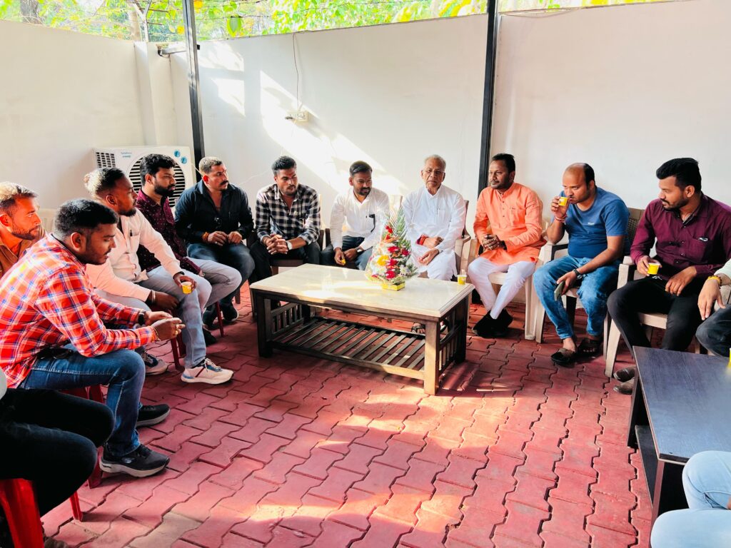 छत्तीसगढ़ प्रदेश साहू संघ के पूर्व अध्यक्ष ताम्रध्वज साहू से छत्तीसगढ़ प्रदेश साहू संघ युवा प्रकोष्ठ के पदाधिकारियों ने मिलकर दी बधाई 3 IMG 20240309 WA0294