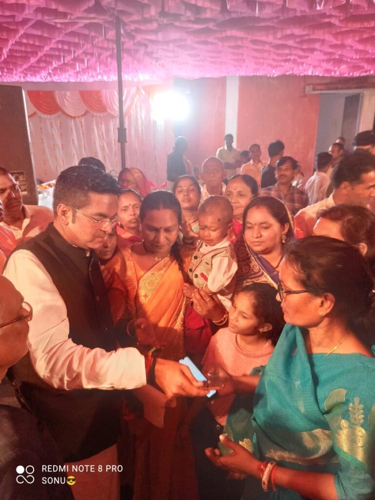 सेन समाज को बर्तन खरीदने हेतु विधायक रिकेश सेन द्वारा साठ हजार का नगद सहयोग 2 IMG 20240310 WA0179