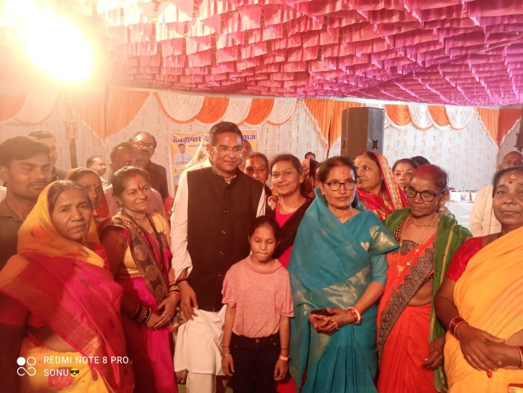 सेन समाज को बर्तन खरीदने हेतु विधायक रिकेश सेन द्वारा साठ हजार का नगद सहयोग 1 IMG 20240310 WA0180