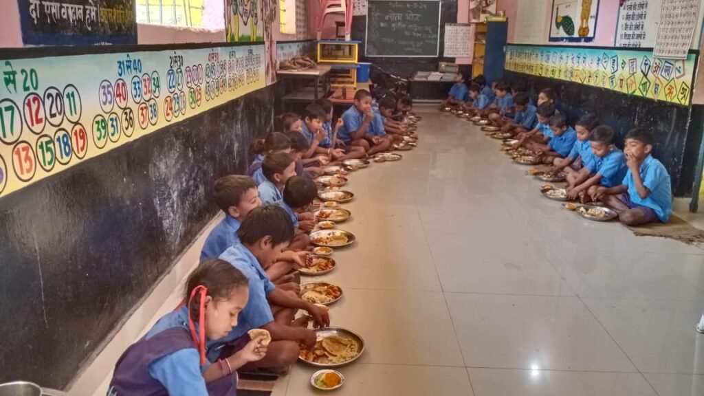 कानाकोट स्कूल में हुआ न्योता भोज 3 IMG 20240311 WA0175