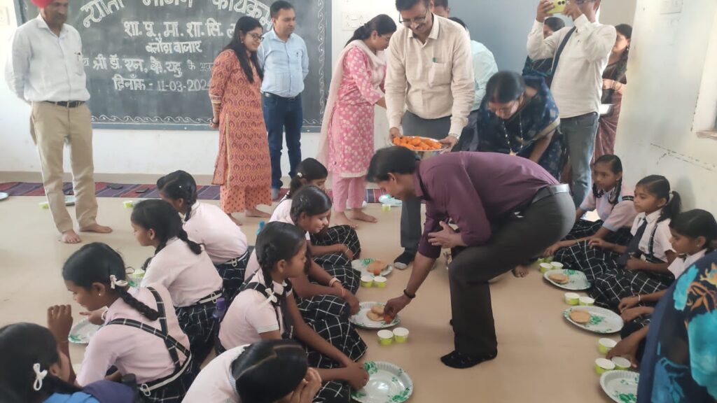 कलेक्टर ने न्योता भोज में बच्चों को परोसा छोले -पूड़ी, साथ बैठकर किया भोजन 2 IMG 20240312 WA0036