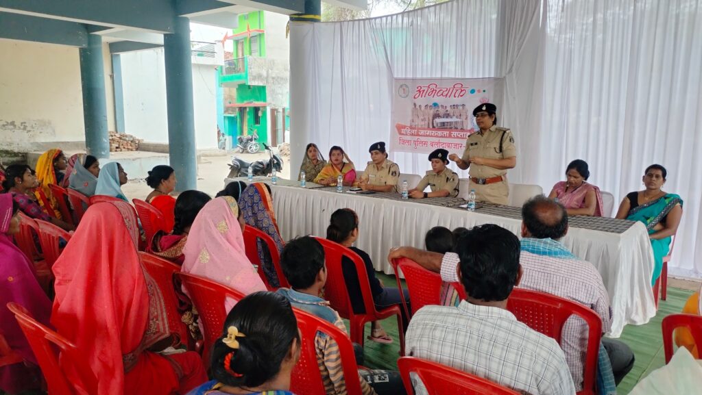 जिला बलौदाबाजार-भाटापारा पुलिस द्वारा अभिव्यक्ति महिला जागरूकता सप्ताह कार्यक्रम के आज अंतिम दिन बजरंग चौक कसडोल के हाट बाजार तथा रेलवे स्टेशन भाटापारा में आयोजित किया गया महिला जागरूकता कार्यक्रम 2 IMG 20240312 WA0149