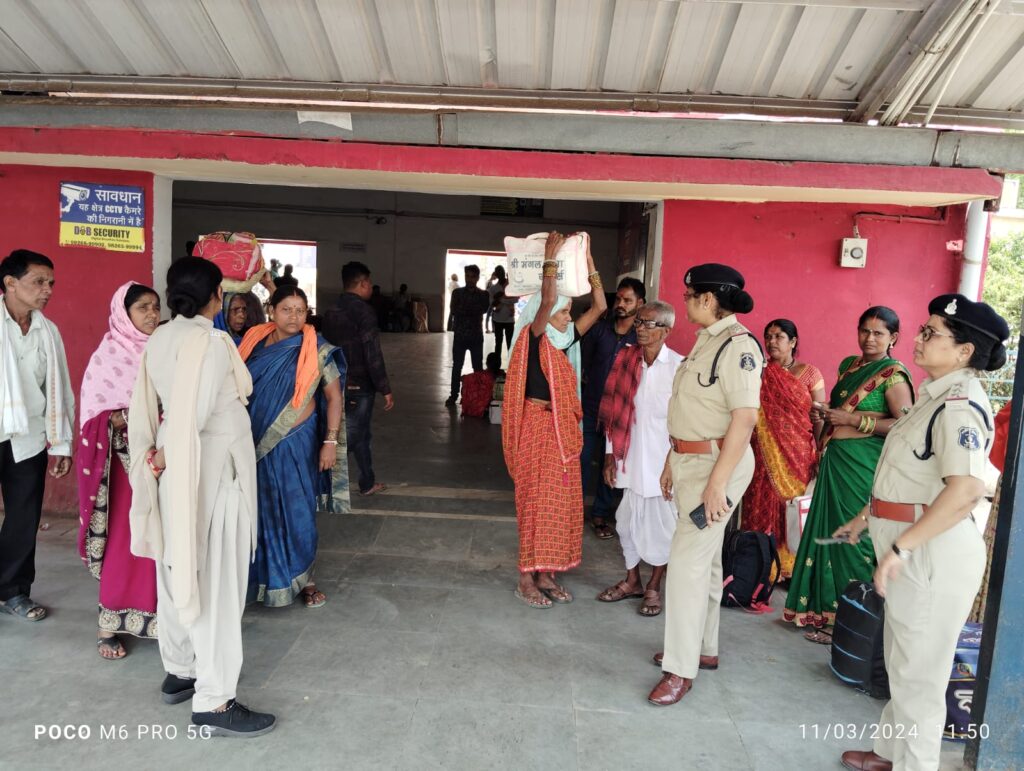 जिला बलौदाबाजार-भाटापारा पुलिस द्वारा अभिव्यक्ति महिला जागरूकता सप्ताह कार्यक्रम के आज अंतिम दिन बजरंग चौक कसडोल के हाट बाजार तथा रेलवे स्टेशन भाटापारा में आयोजित किया गया महिला जागरूकता कार्यक्रम 3 IMG 20240312 WA0150