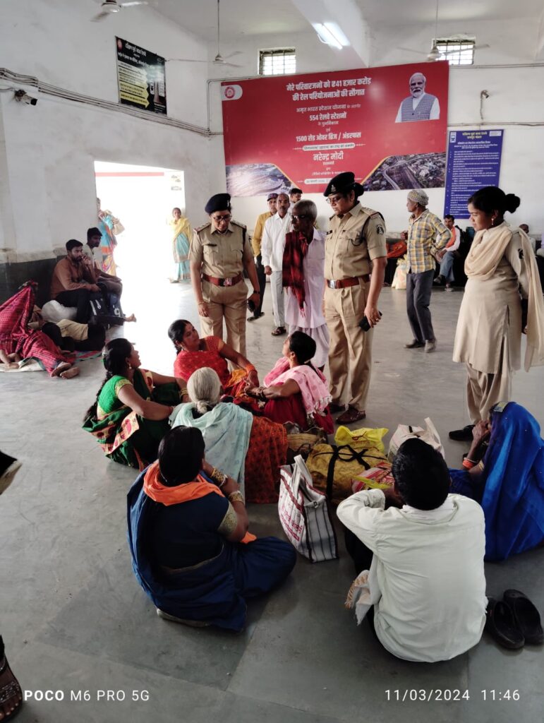 जिला बलौदाबाजार-भाटापारा पुलिस द्वारा अभिव्यक्ति महिला जागरूकता सप्ताह कार्यक्रम के आज अंतिम दिन बजरंग चौक कसडोल के हाट बाजार तथा रेलवे स्टेशन भाटापारा में आयोजित किया गया महिला जागरूकता कार्यक्रम 4 IMG 20240312 WA0151