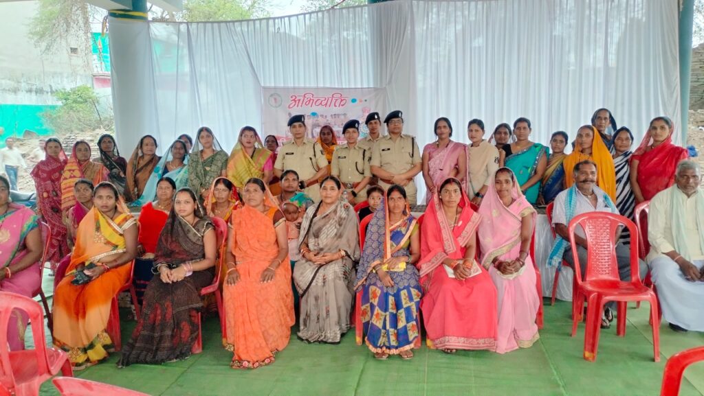 जिला बलौदाबाजार-भाटापारा पुलिस द्वारा अभिव्यक्ति महिला जागरूकता सप्ताह कार्यक्रम के आज अंतिम दिन बजरंग चौक कसडोल के हाट बाजार तथा रेलवे स्टेशन भाटापारा में आयोजित किया गया महिला जागरूकता कार्यक्रम 1 IMG 20240312 WA0153