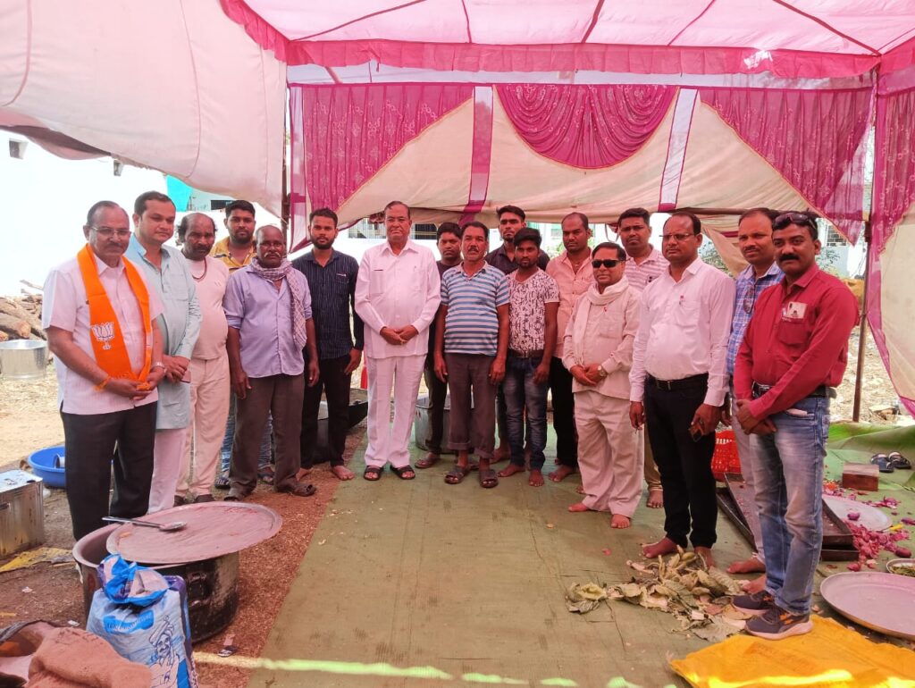 सतनामी समाज कसडोल एवं भाजपा पदाधिकारी द्वारा गिरोधपुरी मेला दर्शनार्थियों को सेवा स्वरूप कराये जा रहे भोजन एवम स्वल्पाहार वितरण में भक्तों के बीच पहुंचे पूर्व विधानसभा अध्यक्ष माननीय गौरी शंकर अग्रवाल <br> 2 IMG 20240316 WA0020