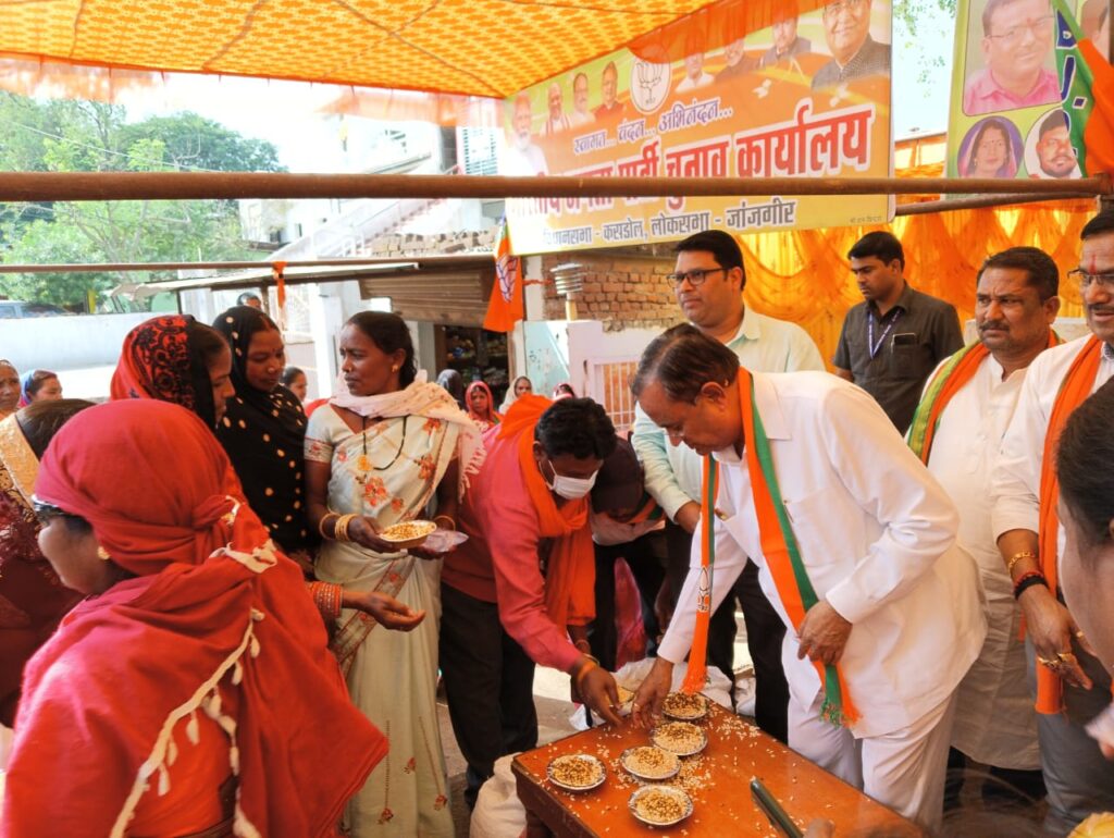 सतनामी समाज कसडोल एवं भाजपा पदाधिकारी द्वारा गिरोधपुरी मेला दर्शनार्थियों को सेवा स्वरूप कराये जा रहे भोजन एवम स्वल्पाहार वितरण में भक्तों के बीच पहुंचे पूर्व विधानसभा अध्यक्ष माननीय गौरी शंकर अग्रवाल <br> 1 IMG 20240316 WA0021