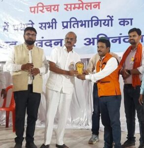सेन संगवारी सेवा समिति द्वारा रायपुर पहुंचकर सेन समाज जिला अध्यक्ष मनोज ठाकुर और सचिव नारायण सेन का सेन जी महाराज की चित्र देकर किया गया सम्मान । 2 IMG 20240317 WA0247
