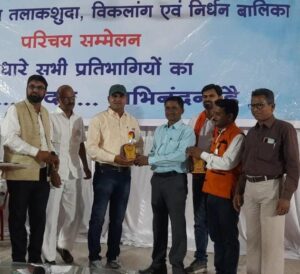 सेन संगवारी सेवा समिति द्वारा रायपुर पहुंचकर सेन समाज जिला अध्यक्ष मनोज ठाकुर और सचिव नारायण सेन का सेन जी महाराज की चित्र देकर किया गया सम्मान । 1 IMG 20240317 WA0249