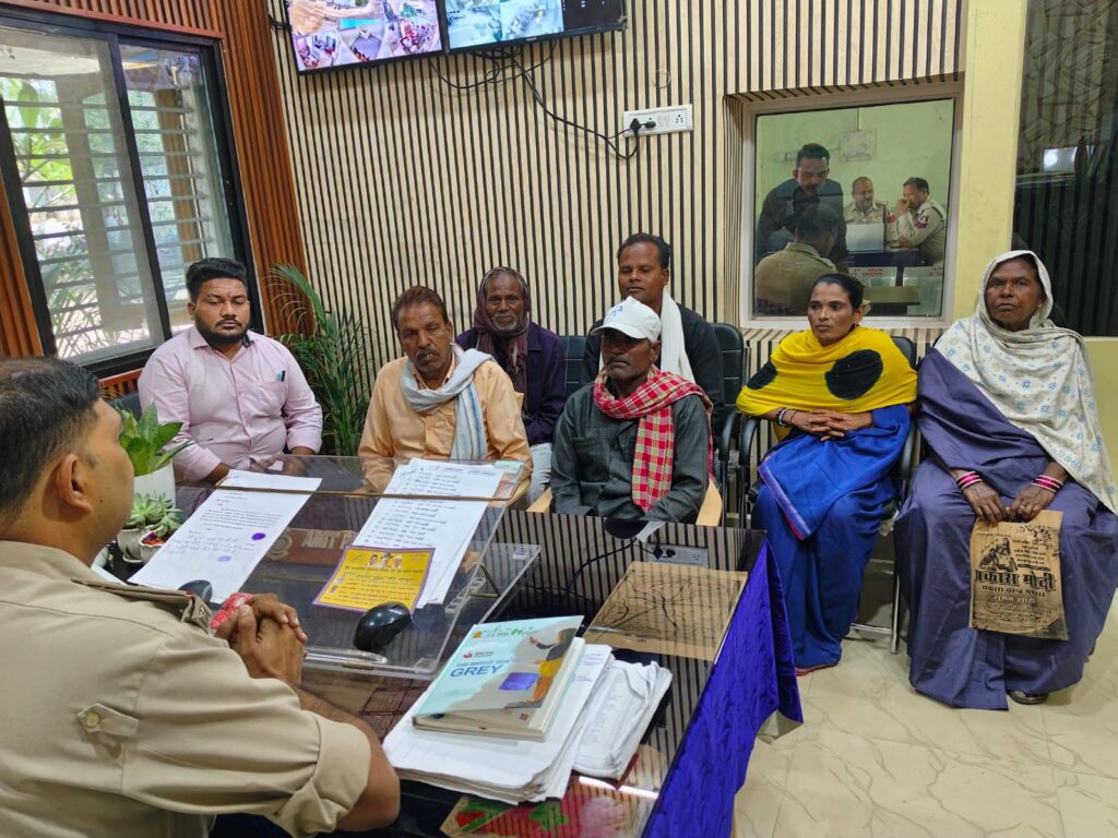 जिला बलौदाबाजार-भाटापारा पुलिस द्वारा आगामी लोकसभा चुनाव में आवश्यक सुरक्षा प्रबंध एवं कानून व्यवस्था बनाए रखने हेतु जिले के समस्त कोटवारों की, ली गई बैठक 8 IMG 20240320 WA0227